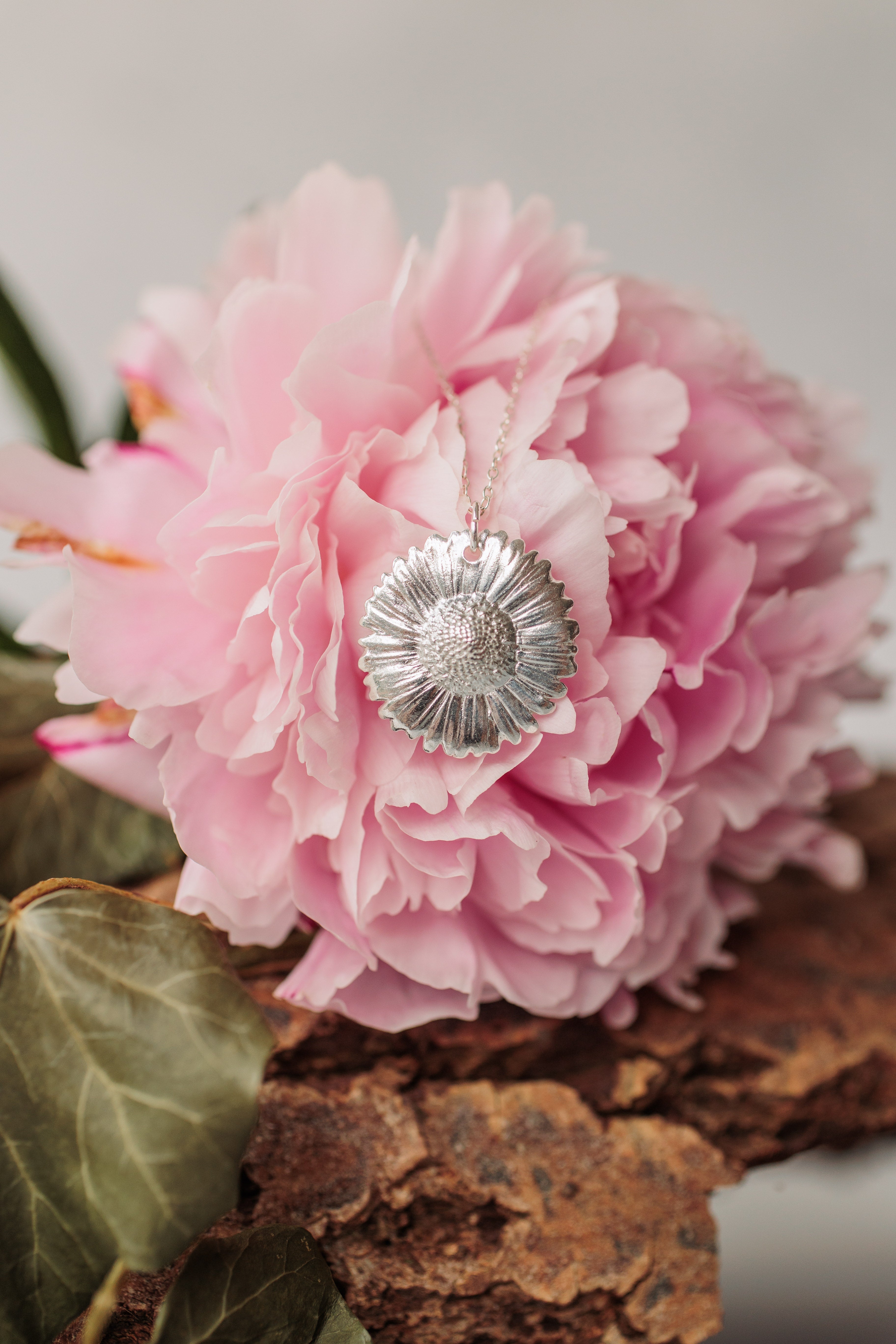 Daisy flower necklace, silver handmade daisy flower necklace by iris and lolli, floral collection, flower necklaces in gold and silver. 